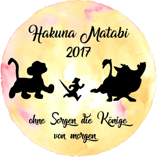 Gelb-rosa runder Hintergrund mit Silhouetten von zwei Löwen und einem Erdmännchen, Text "Hakuna Matata 2017".