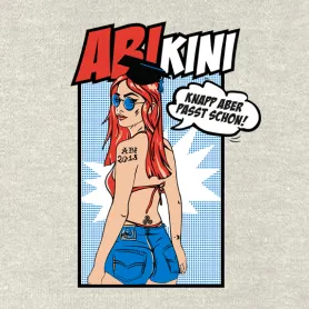Illustration einer rothaarigen Frau mit Diplomhut, Brille und Bikini, die neben dem Text "ARIKINI" steht.
