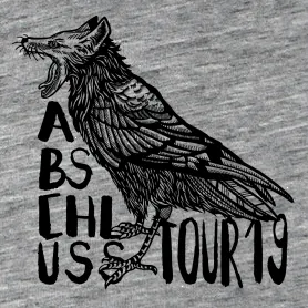 Silhouette eines mehrstöckigen Gebäudes vor weißem Hintergrund.