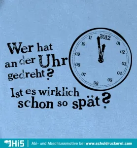 Blauer Stoff mit einer Grafik einer Uhr und dem Text "Wer hat an der Uhr gedreht? Ist es wirklich schon so spät?"