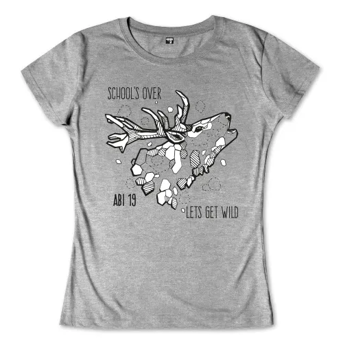 Schwarzes T-Shirt mit weißem grafischen Druck eines Hirsches, Text "School's Over" und "Let's Get Wild", "ABI 19".