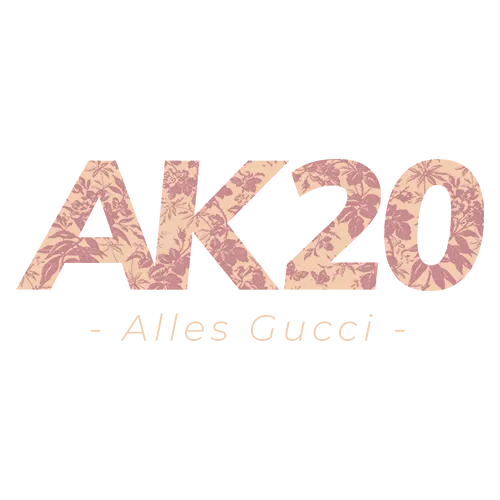 Buchstaben "AK20" in Rosa mit floralem Muster auf beige Hintergrund.