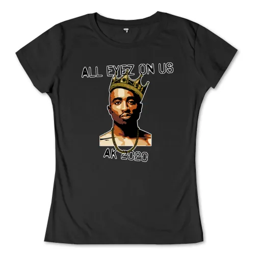 Illustration eines Mannes mit Krone, Goldkette und dem Schriftzug 'ALL EYEZ ON US' oberhalb, 'AKI 2020' unten.