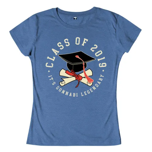 Illustration eines Doktorhuts und zwei überkreuzten Diplomrollen auf blauem Hintergrund, Text "Class of 2019".