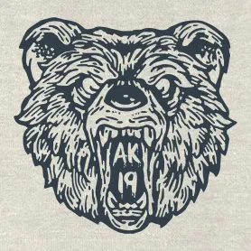 Schwarze Illustration eines brüllenden Bärenkopfes mit "AK19" auf den Zähnen.