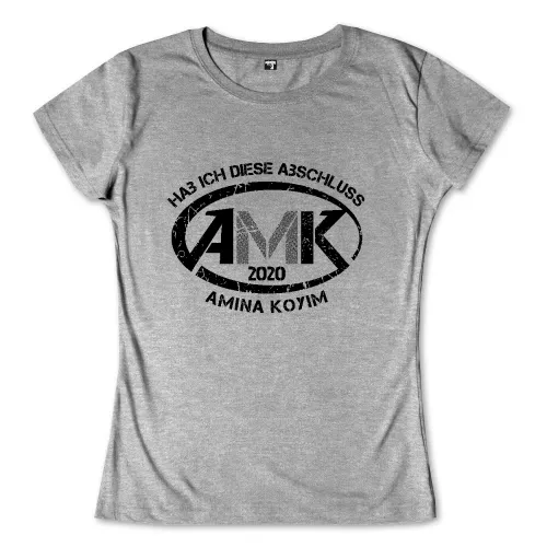 Schwarzes T-Shirt Design mit weißem Text "HAB ICH DIESE ABSCHLUSS 2020 AMINA KOYIM" und Initialen "MK".