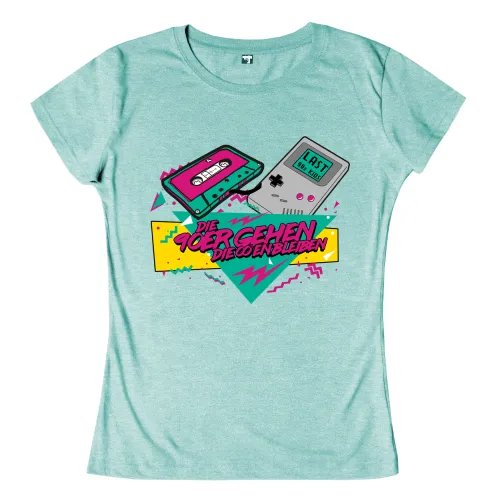 Illustration mit Kassette und Gameboy, Text "Die 90er gehen, die Coolen bleiben", auf türkisem Hintergrund.