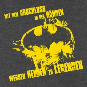 Digitale Text-Collage mit der Phrase "MIT DEM ABSCHLUSS IN DEN HAENDEN WERDEN WIR ZU LEGENDEN" auf schwarzem Hintergrund.