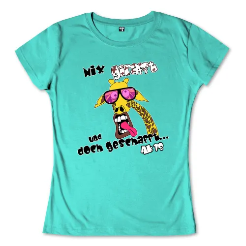 Illustration einer Giraffe mit Sonnenbrille, herausgestreckter Zunge und Textelementen auf türkisem Hintergrund.