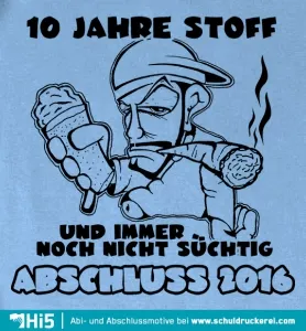Illustration einer Figur mit Helm, die eine Wurst und ein Eis hält, mit Text "10 Jahre Stoff".