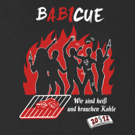 Silhouette von Personen, die tanzen, über Flammen, mit Text "BABICUE" und "Wir sind heiß und brauchen Kohle".