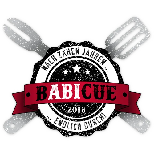 Rundes Logo mit der Aufschrift 'Babique 2018', gekreuzte Grillbestecke und ein rotes Band.
