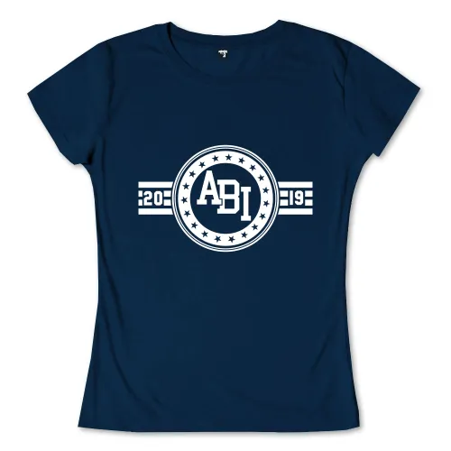 Ein komplett schwarzer, abstrakt geformter Block auf weißem Hintergrund.