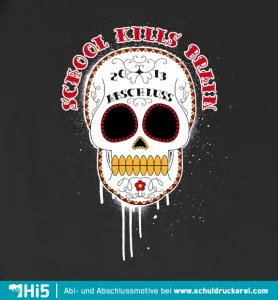 Grafik eines Schädels im Sugar-Skull-Stil mit dem Text "School Kills Brain" und Jahreszahlen auf schwarzem Hintergrund.