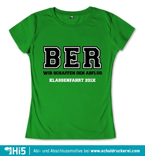 Grünes T-Shirt mit weißer Aufschrift 'BER' oben, 'Wir schaffen den Abflug' und 'Klassenfahrt 201X' darunter.
