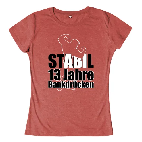 Rotes Design mit weißem Text "STABIL 13 Jahre Bankdrücken" und einer Silhouette, die Gewichtheben macht.