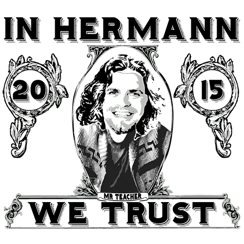 Graues T-Shirt-Design mit "IN HERMANN WE TRUST", Portrait eines Mannes, und den Zahlen 20 und 15 in Rahmen.