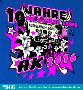 Grafik für ein Abschlussshirt mit Schriftzug "10 Jahre die gleiche Leier", Kassette und Blumen auf blauem Hintergrund.