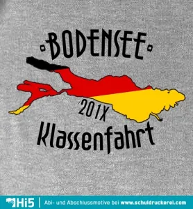 Graues T-Shirt mit einer Karte des Bodensees in Schwarz, Rot, Gelb und "Bodensee 20XX Klassenfahrt" Text.