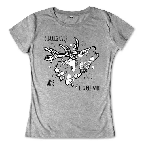 Stilisierte Zeichnung eines Hirsches, umgeben von zerbrochenen Linien und Texten "SCHOOL'S OVER" und "LET'S GET WILD".