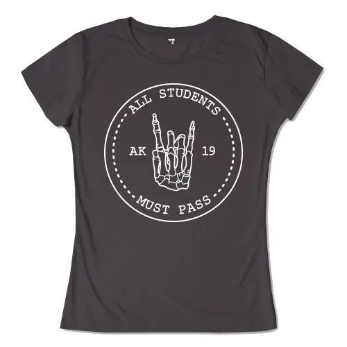 Schwarzes kreisförmiges Logo mit einer weißen Hand und den Worten "All Students Must Pass" und "AK19".