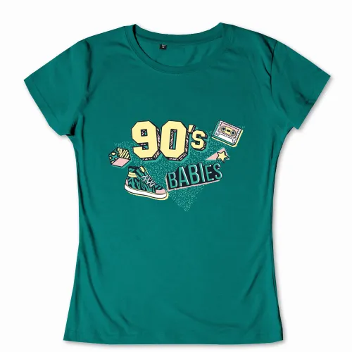 Farbenfrohes Motiv mit Text "90's Babys", Kassette, Sneaker und Stern auf mintgrünem Hintergrund.