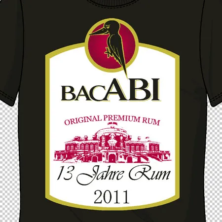 Dunkelgrünes T-Shirt mit einem großen, weißen Etikettendesign, das ein rotes Gebäude, einen Vogel auf einem gelben Kreis und Text enthält.