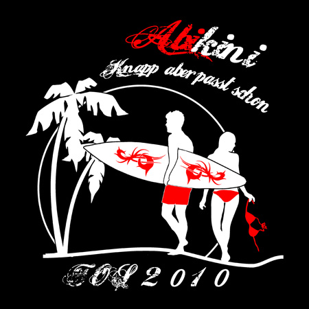 Zwei Surfer, einer männlich und einer weiblich, stehen neben Palmen, beide halten Surfbretter mit roten Krebsen darauf.