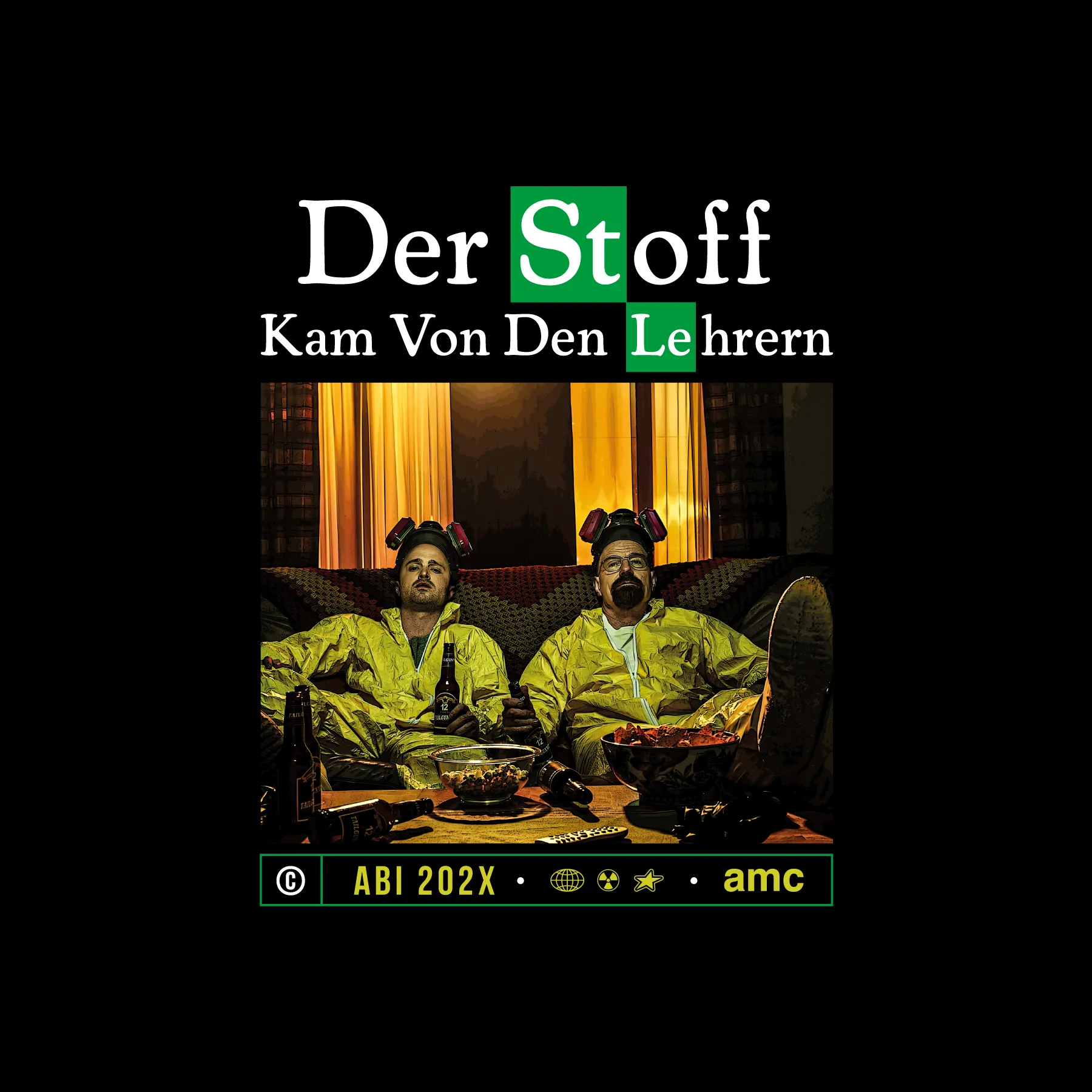 Zwei Männer in gelben Schutzanzügen sitzen auf Sofa vor Tisch mit Bier und Snacks unter Schriftzug Der Stoff kam von den Lehrern