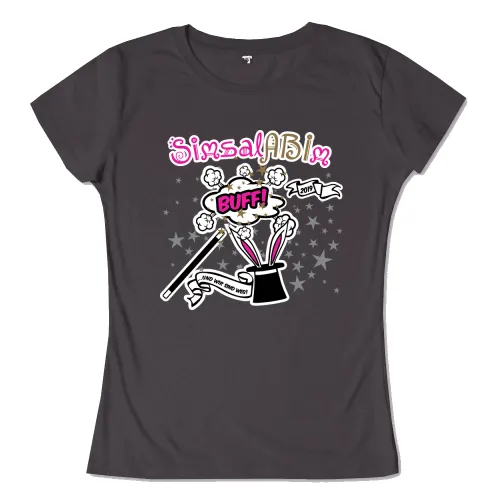 Illustration eines Zauberhuts mit Zauberstäben, Sternen und dem Text "Simsalabim" und "Buff!".