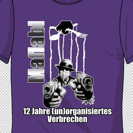 Lila T-Shirt mit Grafik einer Marionette, die Pistolen hält, und Text "12 Jahre (un)organisiertes Verbrechen".