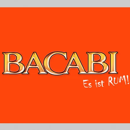 Goldener Schriftzug 'BACABI' auf orangem Hintergrund mit Text 'Es ist RUM!' darunter.
