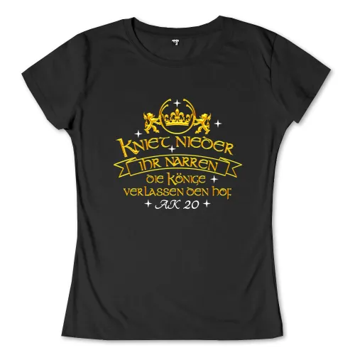 Schwarzes T-Shirt mit goldener Krone und deutschsprachigem Text "Knieet nieder Ihr Narren, die Könige verlassen den Hof" in gotischer Schrift.