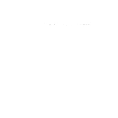 Schwarzes T-Shirt von vorne mit sichtbaren Falten und klaren weißen Linien auf Brusthöhe.