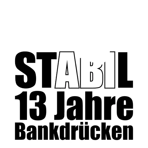 Rotes Design mit weißem Text "STABIL 13 Jahre Bankdrücken" und einer Silhouette, die Gewichtheben macht.