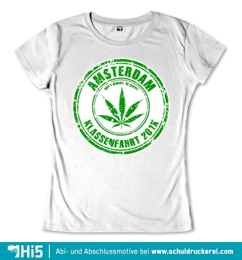 Gruenes Logo mit Cannabisblatt und Schriftzug "Amsterdam Klassenfahrt 20XX" auf Textiloberflaeche.