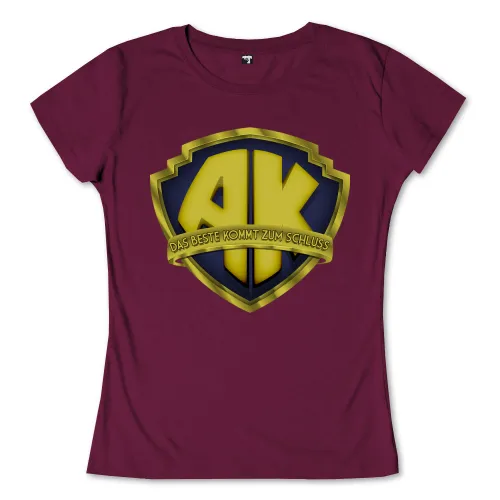 Goldenes Emblem in Schildform mit den Initialen "AK" und dem Spruch "Das Beste kommt zum Schluss" auf dunkelrotem Hintergrund.