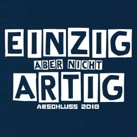 Schwarze Katze sitzt in Astgabel eines Baumes.