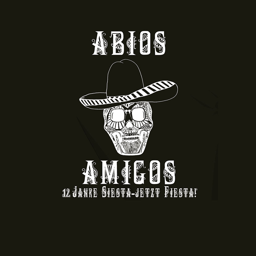 Schädel mit Brille und Sombrero, mit Schriftzug 'Adios Amigos' und '12 Jahre Siesta - Jetzt Fiesta!' auf schwarzem Hintergrund.