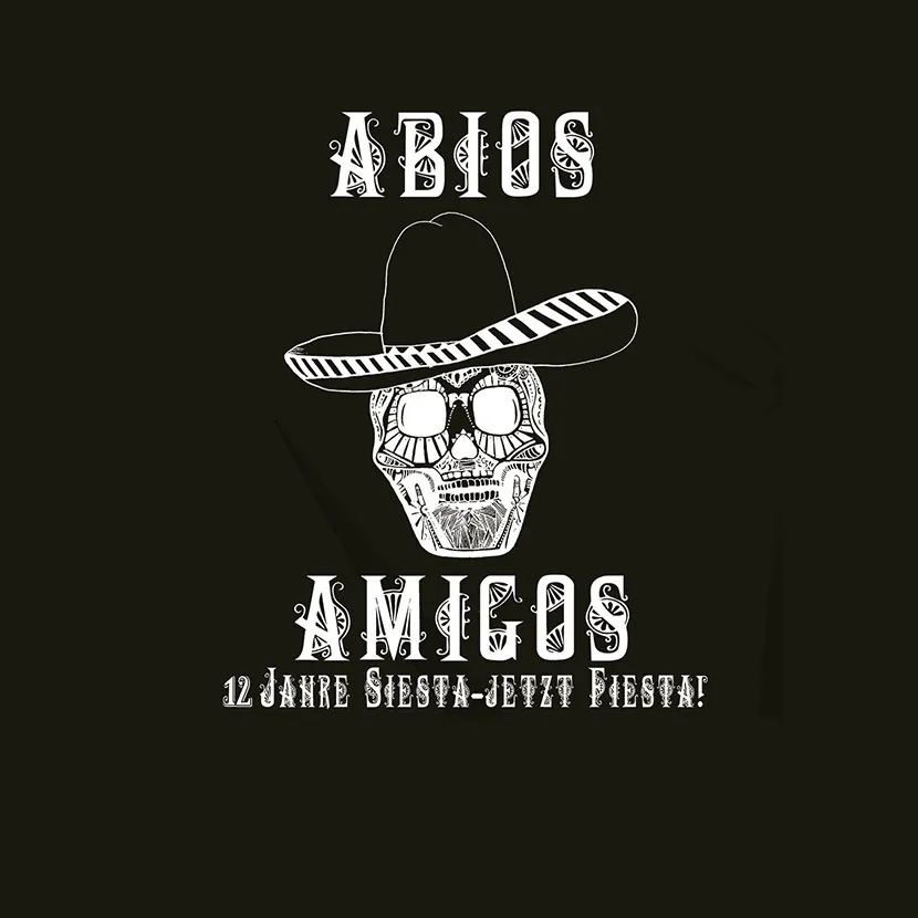 Schädel mit Brille und Sombrero, mit Schriftzug 'Adios Amigos' und '12 Jahre Siesta - Jetzt Fiesta!' auf schwarzem Hintergrund.