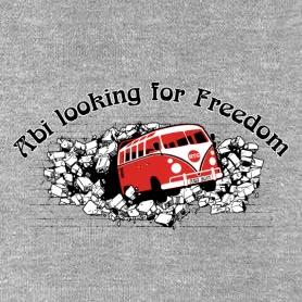 Roter Bus bricht durch eine weiße Mauer, umgeben von Scherben und der Aufschrift "Looking for Freedom".