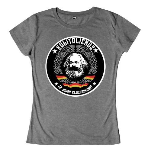 Rundes Emblem mit dem Porträt von Karl Marx, umgeben von Lorbeerkränzen und roten Bändern mit Text "13 Jahre Klassenkampf".