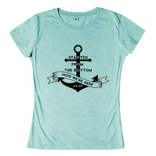 Eine abstrakte, geometrische Schwarzform auf weißem Hintergrund.