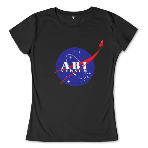 Logo mit blauem Kreis, Sternen und roter Rakete, Text "ABI VERSUM" in Weiß.