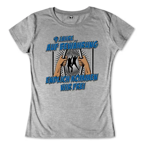 Illustration von Händen, die Gefängnisgitter auseinanderziehen, mit Silhouette zweier Menschen und dem Text "9 Jahre auf Bewährung. Endlich kommen wir frei!"