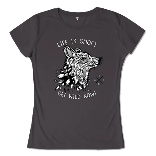 Schwarz-weiß Illustration eines Fuchses in geometrischem Stil mit "Life is Short, Get Wild Now!" Text.