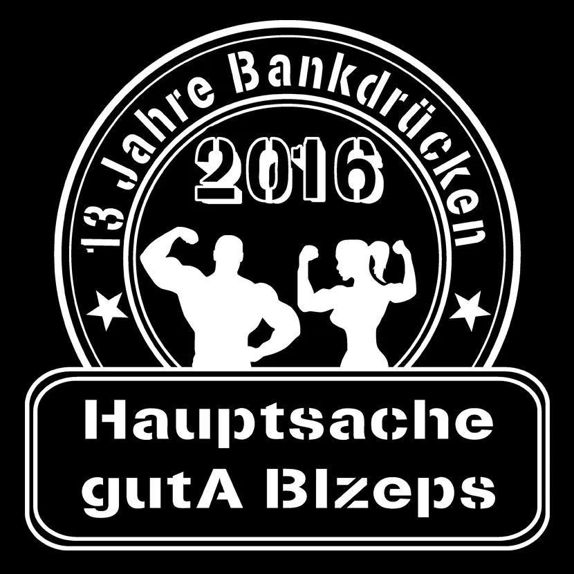 Schwarzes Design mit zwei muskulösen Figuren und Text "13 Jahre Bankdrücken 2016, Hauptsache gutA Bizeps".