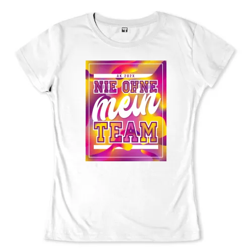 Plakat mit "Nie ohne mein Team" in Weiß auf lila-pinkem, verschwommenem Hintergrund, AK 202X oben links.