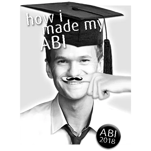 Mann lächelt, trägt Absolventenhut und spielt mit einem aufgeklebten Schnurrbart, Text "ABI 2017" sichtbar.