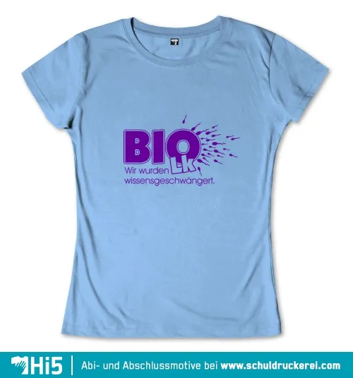 Hellblaues T-Shirt mit lila "BIO LK" Text und Swoosh-Design, darunter der Spruch "Wir wurden wissensgeschwängert."
